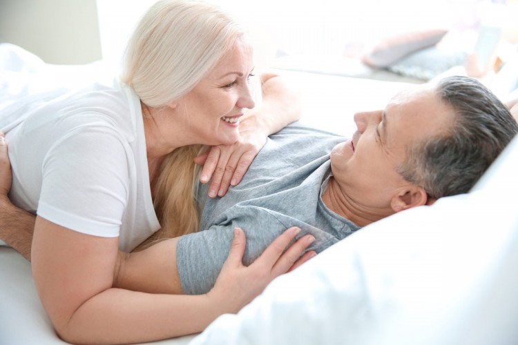 Guide du sexe après 60 ans : les meilleurs positions sexuelles